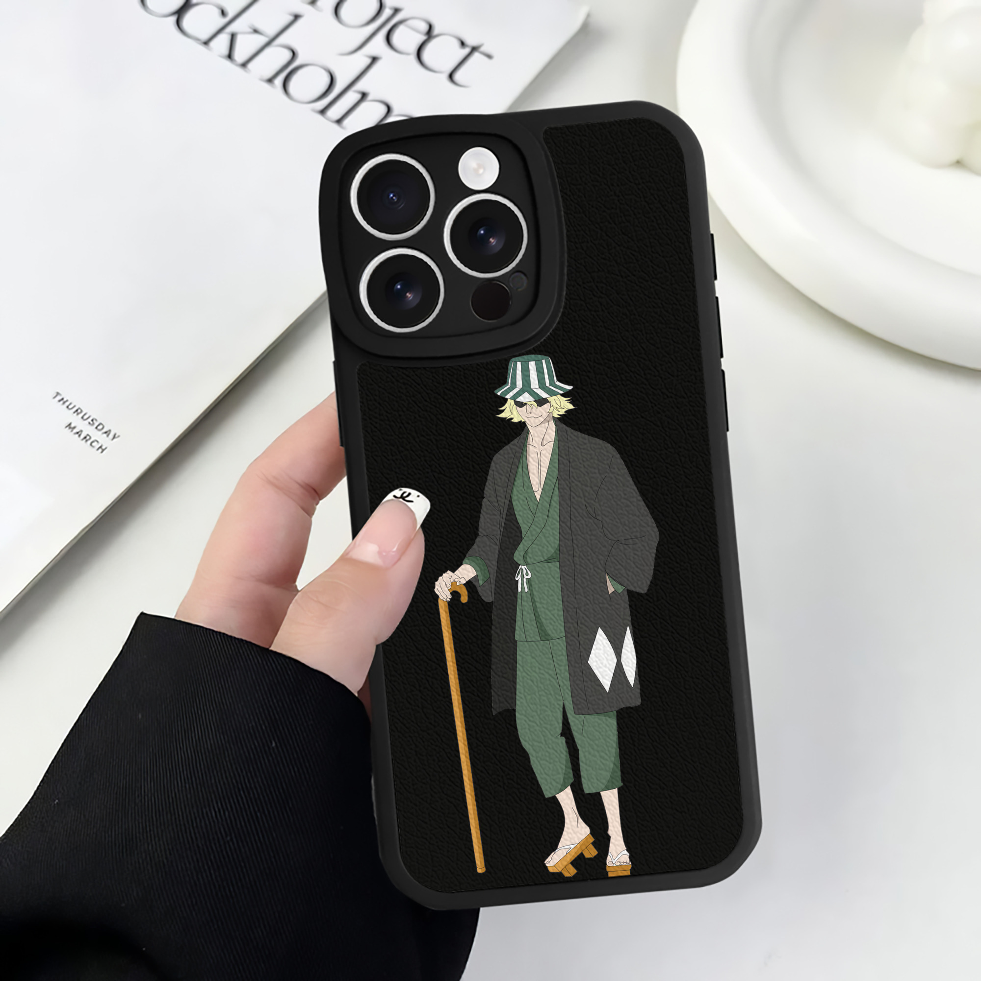 （画像用） "ブリーチ 浦原 喜助（うらはら きすけ） BLEACH Urahara Kisuke " 【iPhone 16シリーズ対応】シリコンスマホケース（レザー調） 材質：シリコン